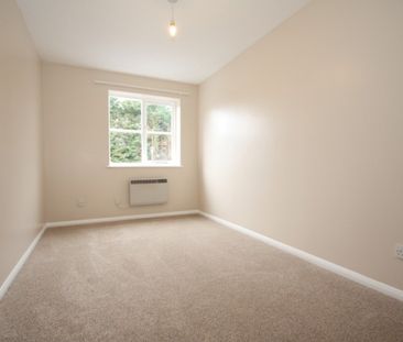 White Rose Lane, Woking - Photo 4