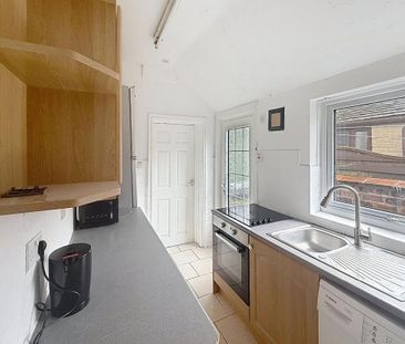 2 bedroom terraced house to rent - Photo 2