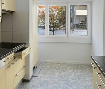 Schöne, helle 4.5 Zimmerwohnung in ruhiger Lage - Photo 2