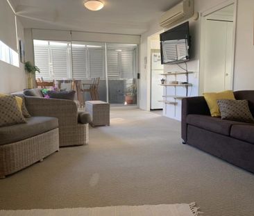 Fully Furnished One Bedroom Apartment available from 12 October - Photo 1