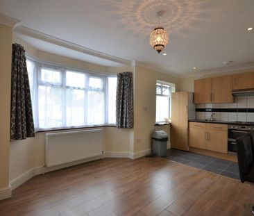 Reeves Avenue, Kingsbury, London, NW9 8LN - Photo 2