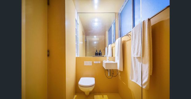 Treehouse-Style Haven With Leafy Outlook. - Photo 1