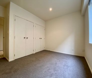 Sunny Two Bedroom Apartment with two secure carparks - Photo 5