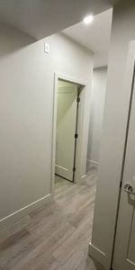 Modern Junior 2BR/2BA/In suite laundry/Soaker tub/Close to Skytrain - Photo 3