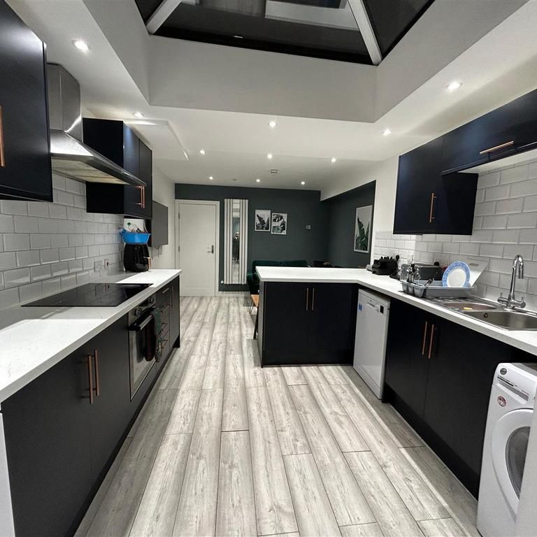 1 bedroom in a house share to rent - Photo 2