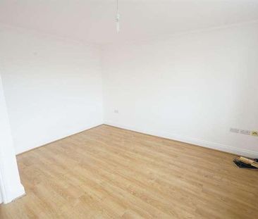 Flat, Byron Court, - South Street, Romford, RM1 - Photo 4