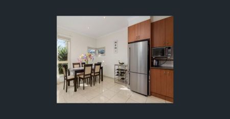 Street-Facing Spacious Townhouse in a Prime Location - Photo 3