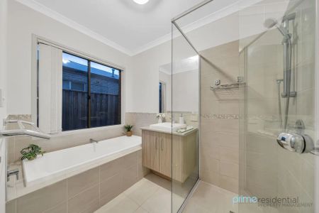“Modern 3-bedroom family home with all of the features!” - Photo 4