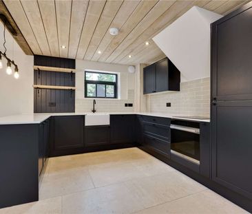A contemporary barn conversion in the sought-after village of Churt. - Photo 6