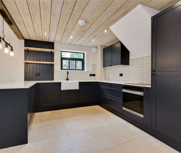 A contemporary barn conversion in the sought-after village of Churt. - Photo 2