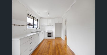 Spacious 3-Bedroom Family Home with Large Yard and Storage in Quiet Hoppers Crossing - Photo 4