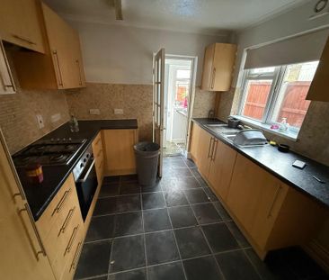3 bedroom terraced house to rent - Photo 2