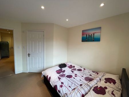 2 bed flat to rent in Cossack Street, Rochester, ME1 - Photo 3