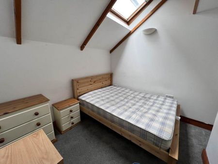 3 bedroom flat to rent - Photo 4