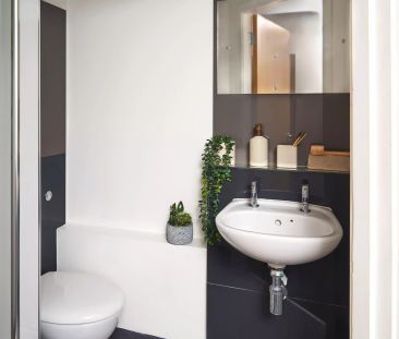 Medium Standard Double Ensuite: Three Bed Flat - Photo 1