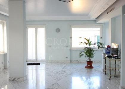 Aventino-S.Saba: Brand new 3 Bedroom, 3 bath, spacious triple living-dining room, modern kitchen, large balconies. Air conditioning, alarm, lots of natural light, located on quiet tree lined street walking distance to all services, metro, FAO. Ref 2057