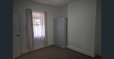 PICTURE PERFECT 1 BEDROOM SEMI INCLUDING UTILITIES ALL PART OF THE RENT! - Photo 4