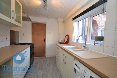 6 bed Mid Terraced House for Rent - Photo 2