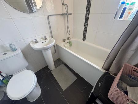 4 bedroom house of multiple occupation to rent - Photo 5