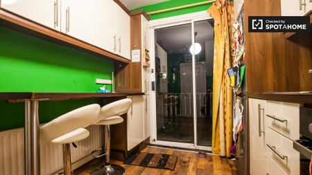 Room for rent in a 3-bedroom house in Oldbawn, Dublin - Photo 5