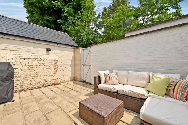 Delightful Grade II listed four bedroom townhouse situated within Windsor Town Centre backing on to the Long Walk. - Photo 1