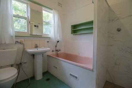 Spacious Three Bedroom House - Photo 3