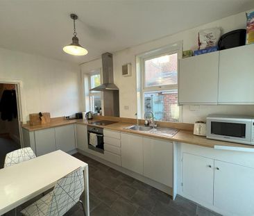 6 bedroom terraced house to rent - Photo 4