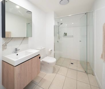 Spacious 1-Bedroom Apartment with River Views – Casino Towers - Photo 1