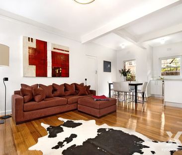 Modern 2-Bedroom Townhouse in Elwood! - Photo 2