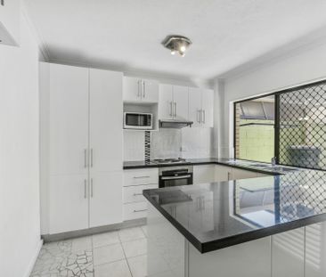 SPACIOUS TWO BEDROOM APARTMENT WITH HUGE OUTDOOR DECK - WALK TO BEACH! - Photo 4