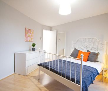5 Bed Detached House, Exhibition Close, W12 - Photo 1