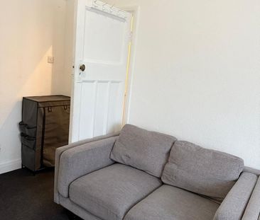 2 Bed Flat, London, IG2 - Photo 3