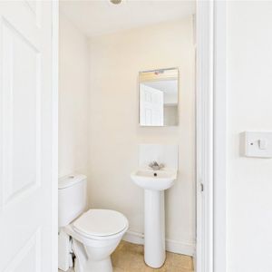 1 bedroom in a house share to rent - Photo 2