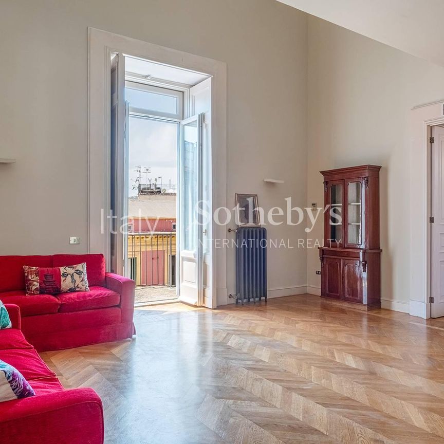 Prestigioso appartamento con ampio balcone nel cuore di Chiaia - Photo 1