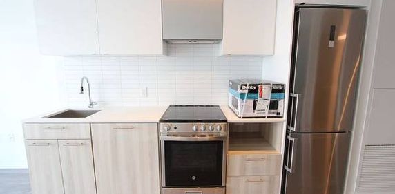 Jarvis / Dundas-Bright Open 1Bdrm + Den - Photo 2