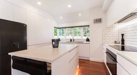 Luxurious Fully Furnished Home with Pool and Gym in Prime Epsom Location - Photo 4