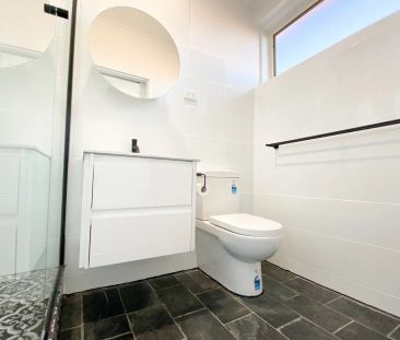 Modern one bedroom apartment with treetop views! - Photo 2