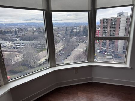 Spacious 2-Bedroom, 2-Bath Condo for Rent in Downtown Kelowna - Photo 3