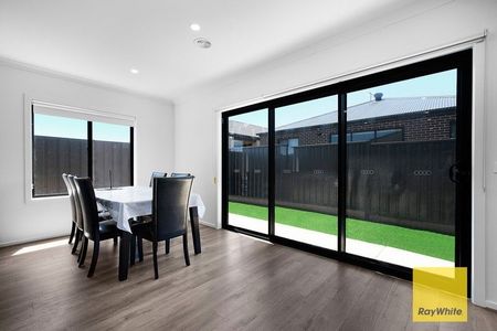 Elegant 4-Bedroom Home Designed for Comfort and Convenience - Photo 5