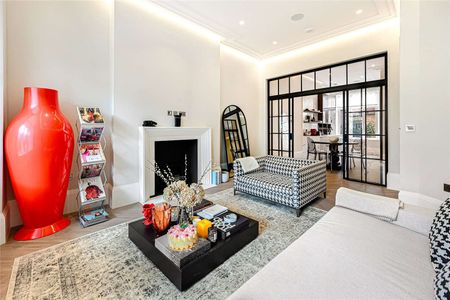 Immaculate brand newly refurbished three bedroom duplex apartment with private garden. - Photo 2