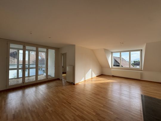 Helle 5.5-Zimmerwohnung im DG mit grosszügigem Grundriss in Hausen am Albis - Foto 1