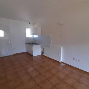 Location Appartement 1 pièce 27m² CHATEAUNEUF LES MARTIGUES 13220 - Photo 2