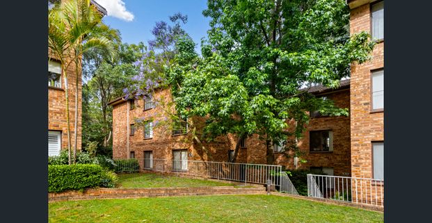 SPACIOUS & FRESHLY RENOVATED APARTMENT IN EXCELLENT LOCATION - Photo 1