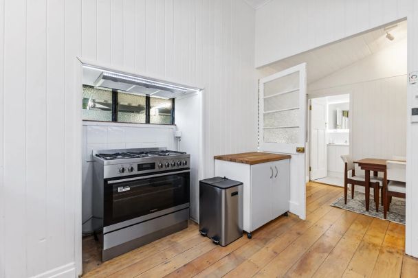 The perfect furnished cottage style home in Wilston - Photo 1