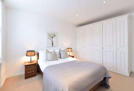 One bedroom apartment just off Berkeley Square with porter and lift. - Photo 4