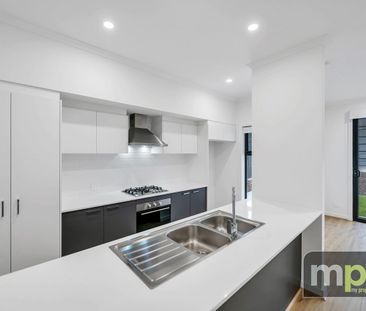 Modern 3 Bedroom Townhouse - Photo 4