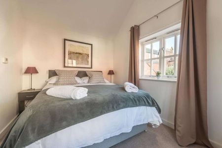 All inclusive short let. A wonderfully convenient home in the heart of Henley-on-Thames available for short lets, stays from one week. All bills included. - Photo 4