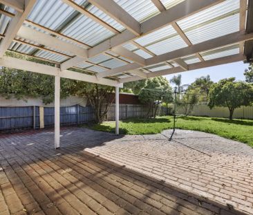 Family home on large 724m2 block with garage rear access and large ... - Photo 6