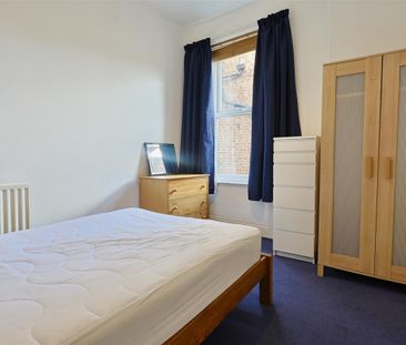 2 bedroom Student Flat to rent in Holmwood Grove, Newcastle Upon Tyne - Photo 3