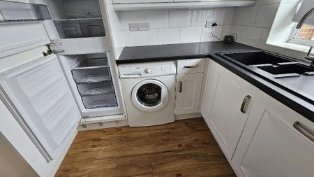 2 bedroom semi-detached house to rent - Photo 5